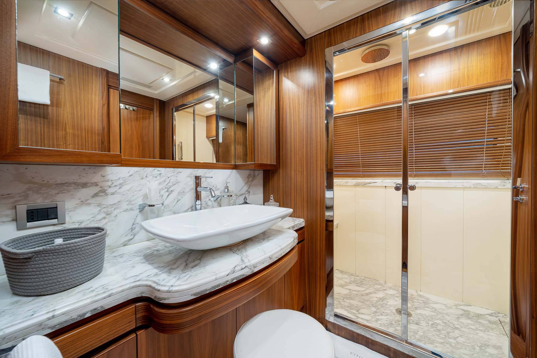 Ethna-Yacht-bathroom